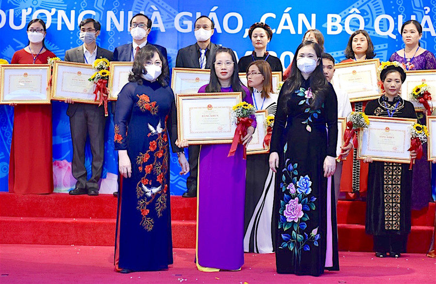  Cô Nguyễn Thị Huyền-giáo viên Trường THPT Pleiku (áo dài tím, hàng trước) tại lễ tuyên dương nhà giáo tiêu biểu năm 2021 ở Hà Nội. Ảnh nhân vật cung cấp 