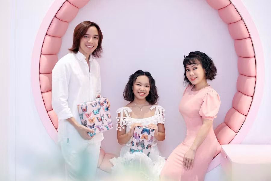 Hôm 6.11, Việt Hương chia sẻ bộ ảnh mới kèm lời chúc ngọt ngào đến Elyza. Cô viết: “Chúc mừng sinh nhật con gái. Sinh nhật đầu tiên tại Việt Nam và đủ bố mẹ. Yêu con, sinh nhật 12 tuổi đặc biệt