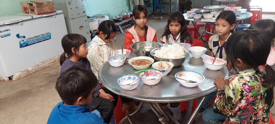 Nhà xa nên các em phải ăn ở tại trường. Ảnh: Đức Nhật Nhà xa nên các em phải ăn ở tại trường. Ảnh: Đức Nhật