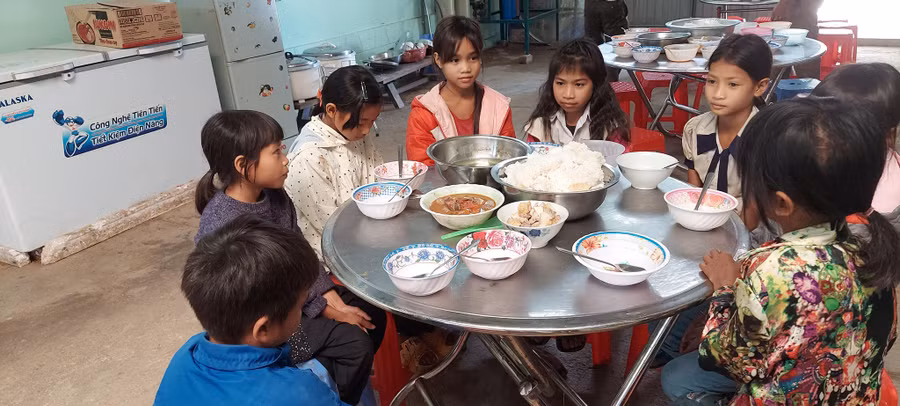 Nhà xa nên các em phải ăn ở tại trường. Ảnh: Đức Nhật