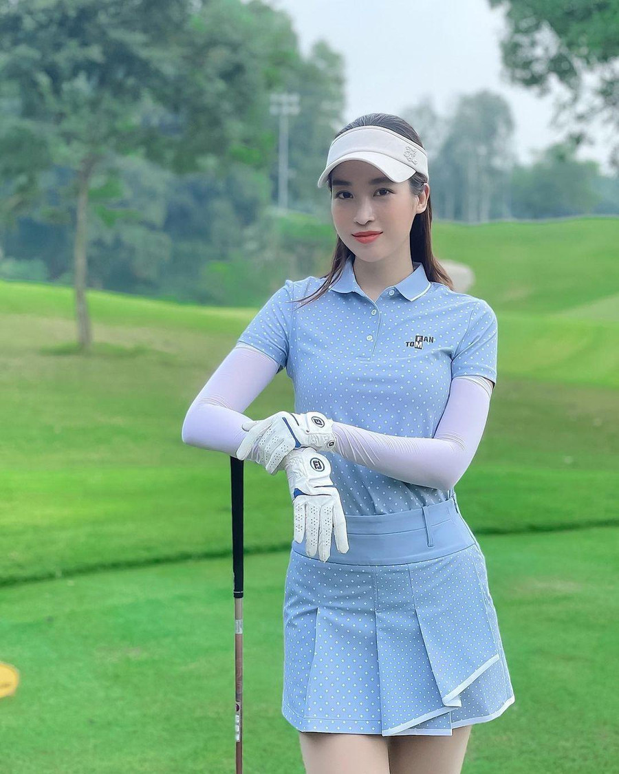Việc các người đẹp xuất hiện trên sân golf thường gặp phải lời ra tiếng vào vì một số người cho rằng chân dài đến đây để 