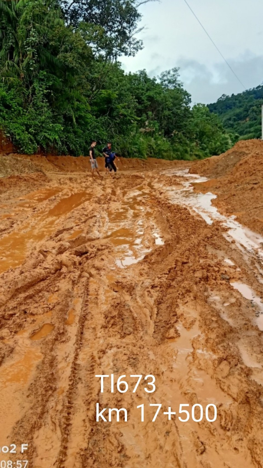 Tương tự, mưa lớn kéo dài gây sạt lở nghiêm trọng trên nhiều tuyến đường tại Kon Tum. Ảnh: CC