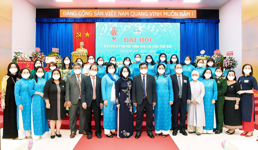  Ban Chấp hành Hội LHPN tỉnh nhiệm kỳ 2021-2026 chụp ảnh lưu niệm cùng lãnh đạo Trung ương Hội LHPN Việt Nam và lãnh đạo tỉnh. Ảnh: Đức Thụy
