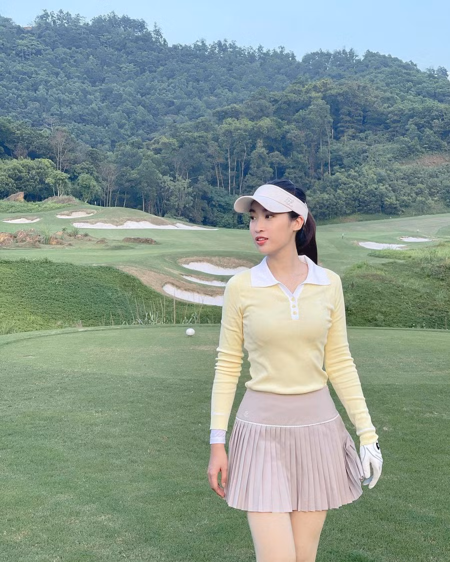 Ngoài ra, Hoa hậu Việt Nam 2016 còn tiết lộ thêm cô bắt đầu việc kinh doanh không hề dễ dàng như mọi người nghĩ, cô và cộng sự đã gặp nhiều khó khăn ở giai đoạn đầu. Tuy nhiên, đến hiện tại công việc đã ổn định. Ảnh: Instagram NV