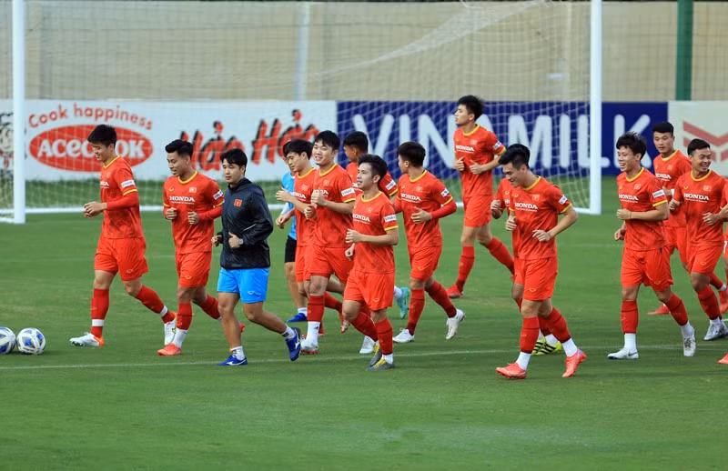 Trước đối thủ mạnh hơn về trình độ nhưng trạng thái thể lực không hẳn là tốt nhất, tuyển Việt Nam cần thực hiện tốt nhiệm vụ của từng vị trí trước khi nghĩ đến phản công. Ảnh: VFF