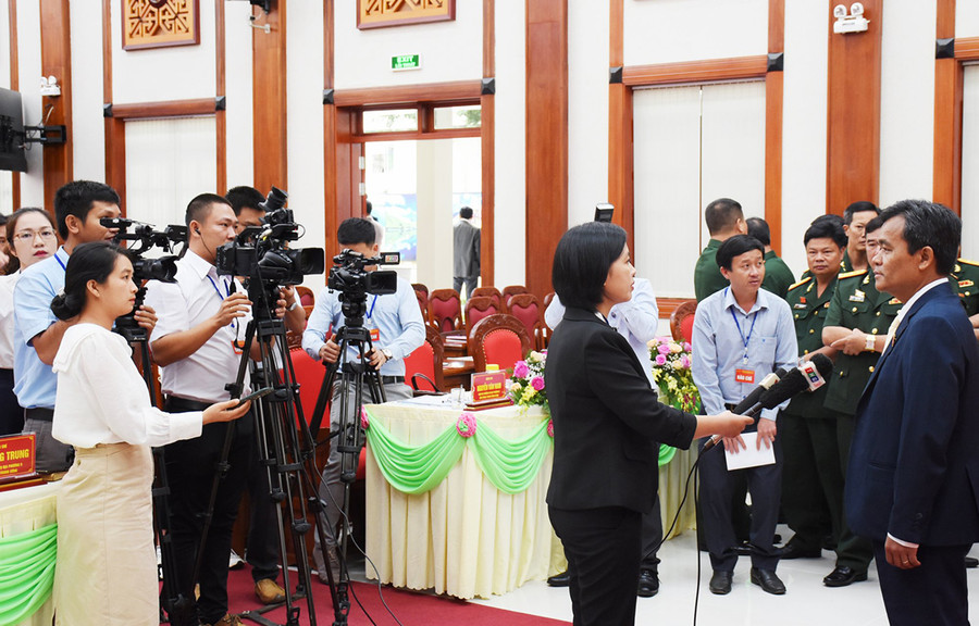 Bí thư Tỉnh ủy Hồ Văn Niên trả lời phỏng vấn của phóng viên Đài PT-TH tỉnh và các báo, đài tại Đại hội đại biểu Đảng bộ tỉnh lần thứ XVI (nhiệm kỳ 2020-2025) tổ chức vào tháng 9-2020. Ảnh: Minh Nguyễn Bí thư Tỉnh ủy Hồ Văn Niên trả lời phỏng vấn của phóng viên Đài PT-TH tỉnh và các báo, đài tại Đại hội đại biểu Đảng bộ tỉnh lần thứ XVI (nhiệm kỳ 2020-2025) tổ chức vào tháng 9-2020. Ảnh: Minh Nguyễn