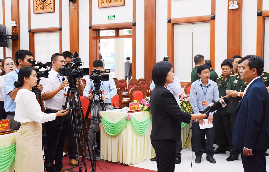 Bí thư Tỉnh ủy Hồ Văn Niên trả lời phỏng vấn của phóng viên Đài PT-TH tỉnh và các báo, đài tại Đại hội đại biểu Đảng bộ tỉnh lần thứ XVI (nhiệm kỳ 2020-2025) tổ chức vào tháng 9-2020. Ảnh: Minh Nguyễn