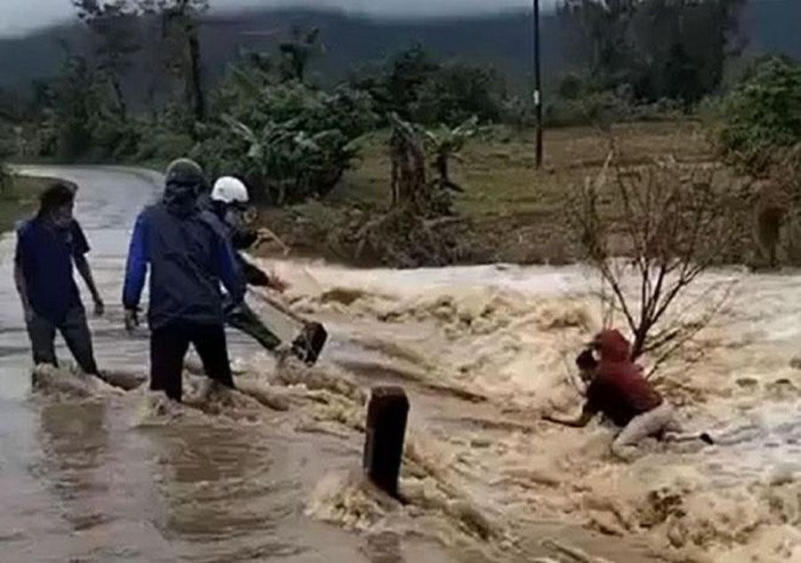 Người dân cùng lực lượng chức năng giải cứu nạn nhân bị lũ cuốn trôi tại ngầm buôn Trưng - Ảnh: Người dân cung cấp Người dân cùng lực lượng chức năng giải cứu nạn nhân bị lũ cuốn trôi tại ngầm buôn Trưng - Ảnh: Người dân cung cấp
