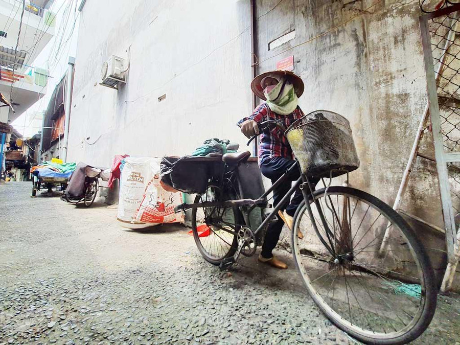 Bà Lê Thị Chí chuẩn bị đi mua ve chai. Ảnh: Song Mai
