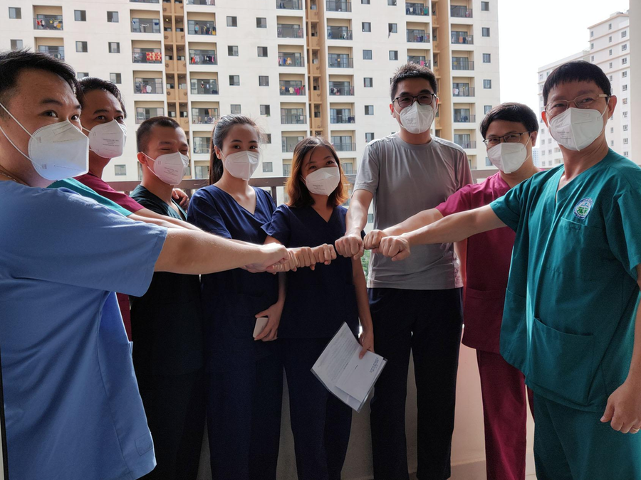 Ban giám đốc và nhân viên y tế Bệnh viện dã chiến số 12 - Ảnh: NHƯ LỊCH  Ban giám đốc và nhân viên y tế Bệnh viện dã chiến số 12 - Ảnh: NHƯ LỊCH
