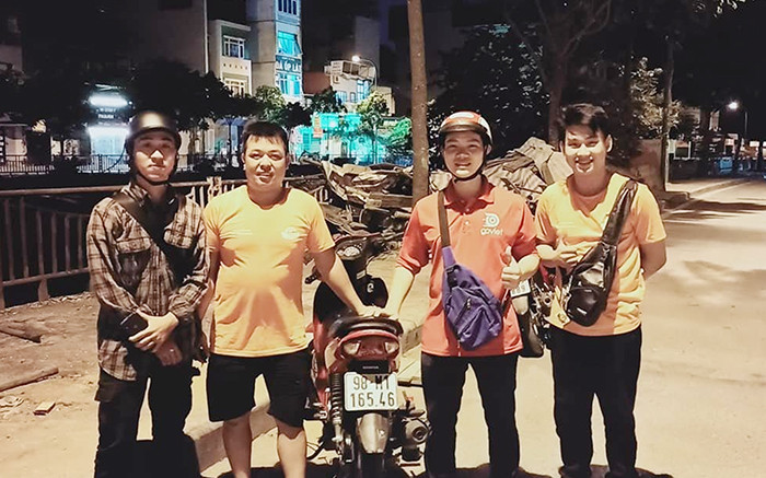 Một ca giải cứu xe máy hỏng tại phố Trịnh Đình Cửu.