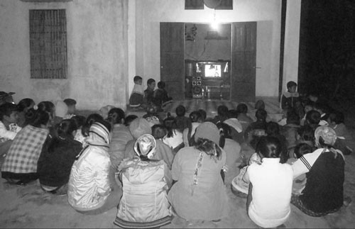 Cảnh quây quần đông đúc xem tivi đen trắng nay chỉ còn là kỷ niệm Ảnh: PINTEREST - MINH CHÂU - A.FAMILY