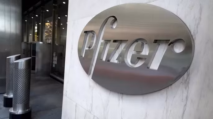 Hãng dược Pfizer (Mỹ) cáo buộc một nhân viên người Trung Quốc đánh cắp bí mật thương mại liên quan đến vắc-xin Covid-19 và các loại thuốc khác. Ảnh: Reuters