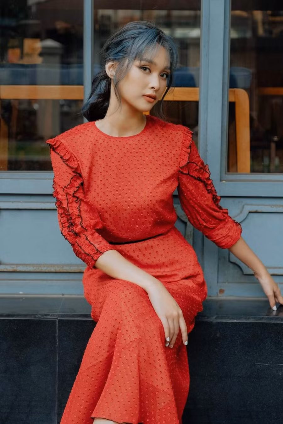 Màu đỏ được Lê House tiết chế sự mạnh mẽ và 