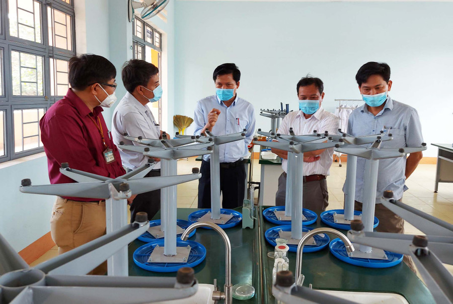 Qua khảo sát thực tế của đoàn giám sát HĐND tỉnh, nhiều trường học chưa quản lý hiệu quả cơ sở vật chất, trang-thiết bị giáo dục. Ảnh: Hoành Sơn