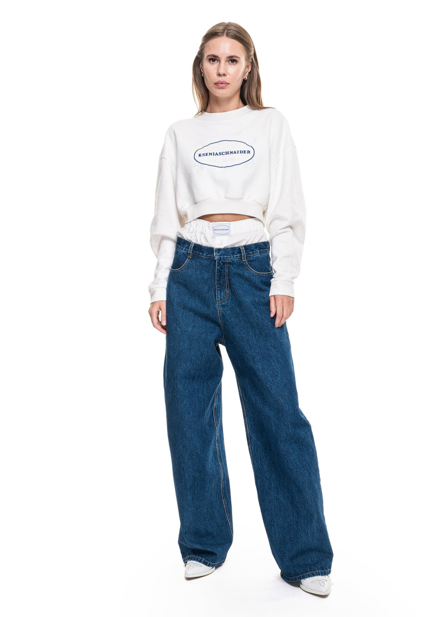 Mẫu quần jeans thoải mái với chi tiết phối vải cotton ở lưng dễ khiến người nhìn lầm tưởng đây là phần trang phục lót bị lộ ra bên ngoài.