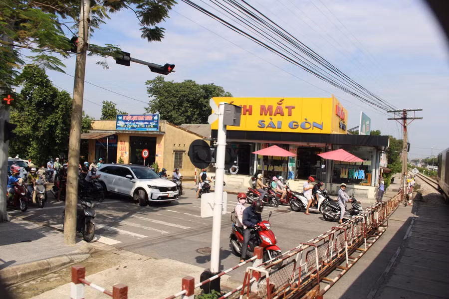 Lái tàu luôn tập trung chú ý khi qua đường chắn, điểm đen. Ảnh: Quang Viên