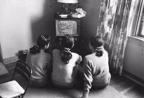 Cảnh quây quần đông đúc xem tivi đen trắng nay chỉ còn là kỷ niệm Ảnh: PINTEREST - MINH CHÂU - A.FAMILY