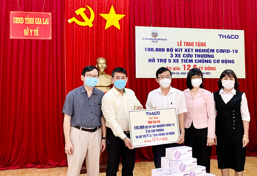  Đại diện THACO trao bảng tượng trưng hỗ trợ cho tỉnh Gia Lai. Ảnh: Như Nguyện