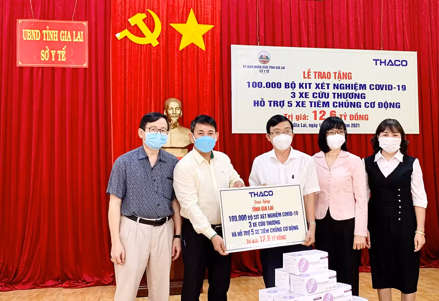  Đại diện THACO trao bảng tượng trưng hỗ trợ cho tỉnh Gia Lai. Ảnh: Như Nguyện