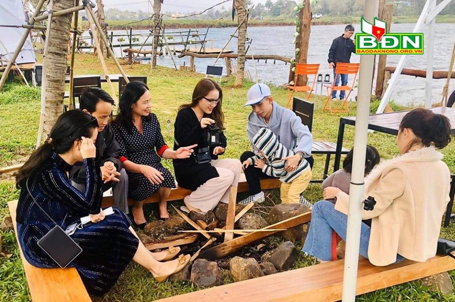 Du khách trải nghiệm tại Lá Homestay ở thị trấn Đắk Mil (Đắk Mil)