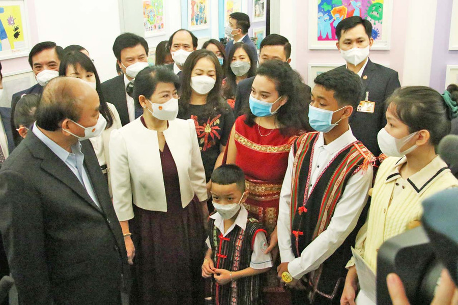 Chủ tịch nước Nguyễn Xuân Phúc ân cần trò chuyện cùng 3 mẹ con ca sĩ Y Byen tại buổi triển lãm (ảnh nhân vật cung cấp). Chủ tịch nước Nguyễn Xuân Phúc ân cần trò chuyện cùng 3 mẹ con ca sĩ Y Byen tại buổi triển lãm (ảnh nhân vật cung cấp).