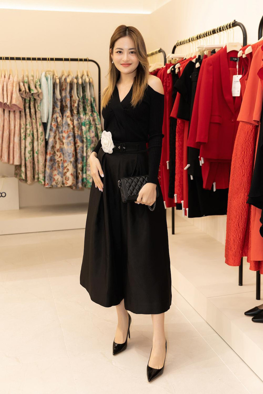 Diễn viên Thùy Anh vừa gợi cảm, vừa năng động với quần ống rộng đi kèm áo ôm khoét vai. Trên nền sắc đen, bông hoa trà trắng trở thành điểm nhấn. Ảnh: Huy Nguyễn, Đinh Trung Tín Diễn viên Thùy Anh vừa gợi cảm, vừa năng động với quần ống rộng đi kèm áo ôm khoét vai. Trên nền sắc đen, bông hoa trà trắng trở thành điểm nhấn. Ảnh: Huy Nguyễn, Đinh Trung Tín