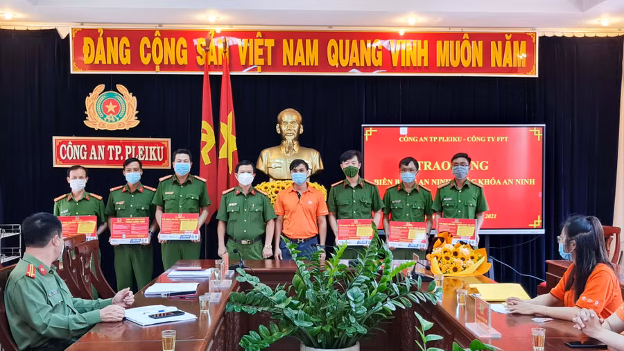 Đại diện lãnh đạo Công ty CP viễn thông FPT chi nhánh Gia Lai trao tặng 