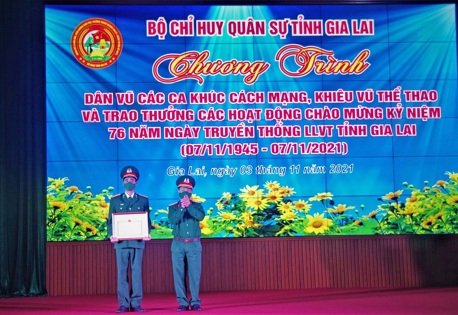 Đại tá Lê Trọng Thủy-Phó Chỉ huy trưởng, Tham mưu trưởng Bộ Chỉ huy Quân sự tỉnh trao giải nhất cho Đại úy Trần Việt Đức. Ảnh: Anh Huy
