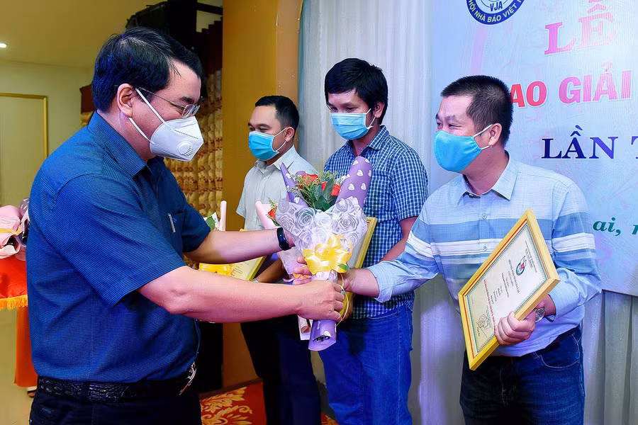 Phó Trưởng ban Tuyên giáo Tỉnh ủy Tống Thới Mốc trao giải B cho các tác giả. Ảnh: Đức Thụy