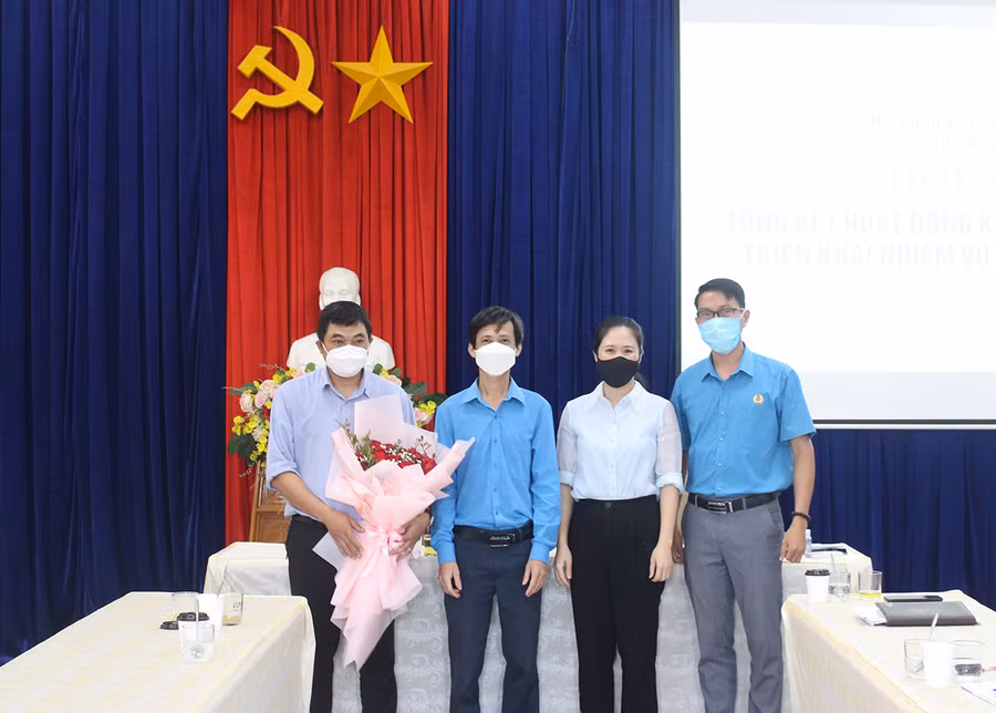 Đại diện Khối thi đua số 2 Công đoàn Viên chức tỉnh tặng hoa cho khối trưởng khối thi đua năm 2022. Ảnh Thủy Bình