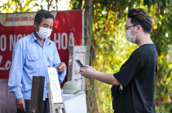 Khách hàng quét mã QR tại Phim trường Thảo nguyên Long Biên