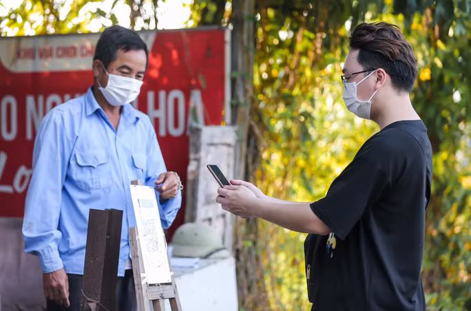 Khách hàng quét mã QR tại Phim trường Thảo nguyên Long Biên