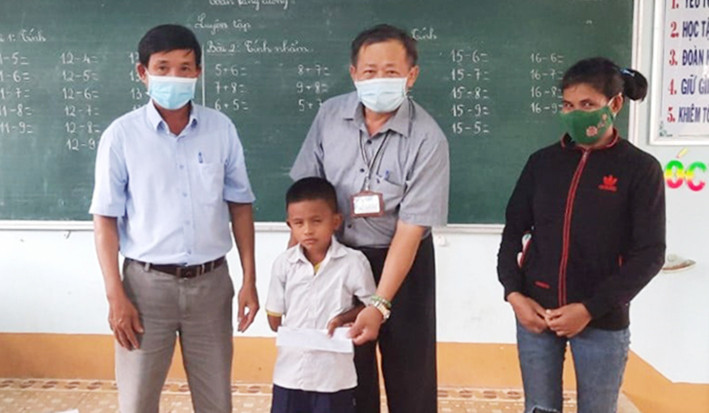 Đoàn công tác trao 3 triệu đồng cho em Đinh Hun-học sinh khuyết tật (Trường Tiểu học và THCS Lê Quý Đôn, xã Yang Trung). Ảnh: Hồng Ngọc Tặng 3 triệu đồng cho em Đinh Hun-học sinh khuyết tật (Trường Tiểu học và THCS Lê Quý Đôn, xã Yang Trung). Ảnh: Hồng Ngọc