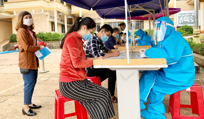 Người dân khai báo y tế khi đến khám-chữa bệnh tại Bệnh viện Đa khoa tỉnh Gia Lai. Ảnh: Như Nguyện Người dân khai báo y tế khi đến khám-chữa bệnh tại Bệnh viện Đa khoa tỉnh Gia Lai. Ảnh: Như Nguyện