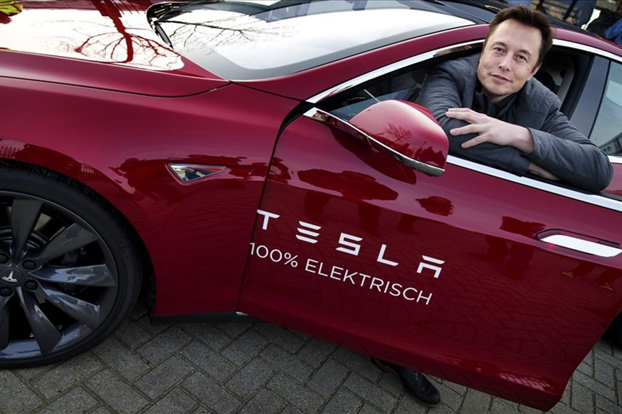 Elon Musk với chiếc xe điện của Tesla. Ảnh: AFP