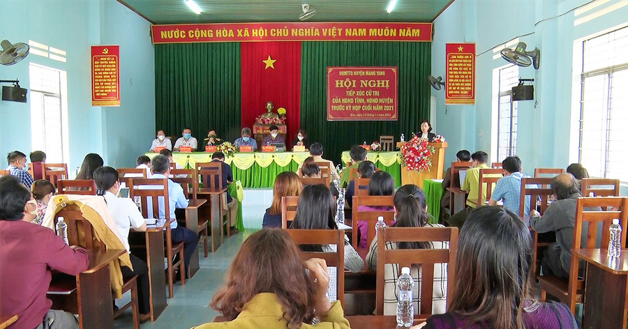 Quang cảnh buổi tiếp xúc cử tri tại huyện Mang. Ảnh: Quang Minh