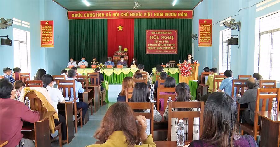 Quang cảnh buổi tiếp xúc cử tri tại huyện Mang. Ảnh: Quang Minh