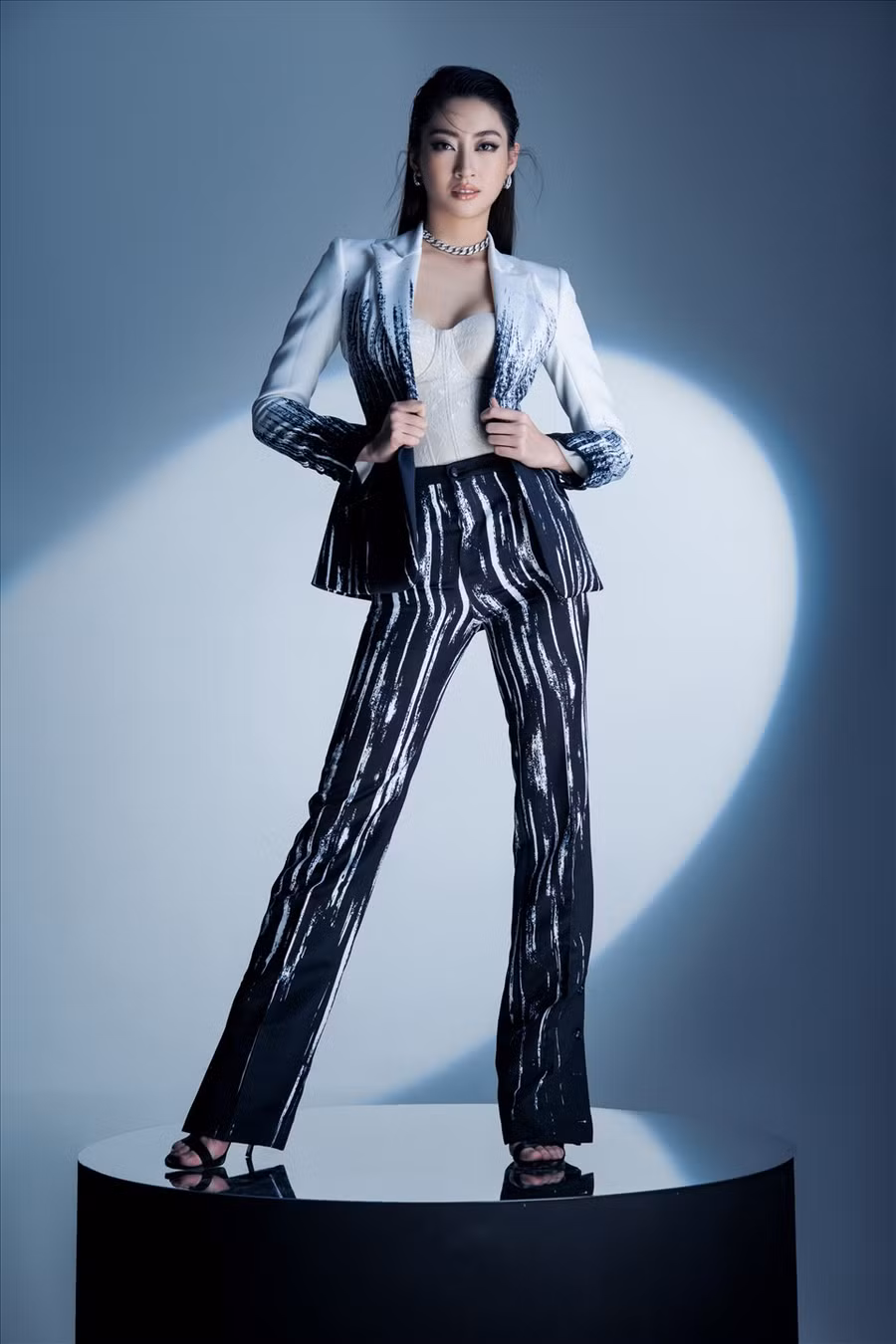 Thời gian tới, cô vẫn hướng đến hình ảnh một nàng hậu tri thức và hiện đại. Ảnh: Trí Nghĩa.