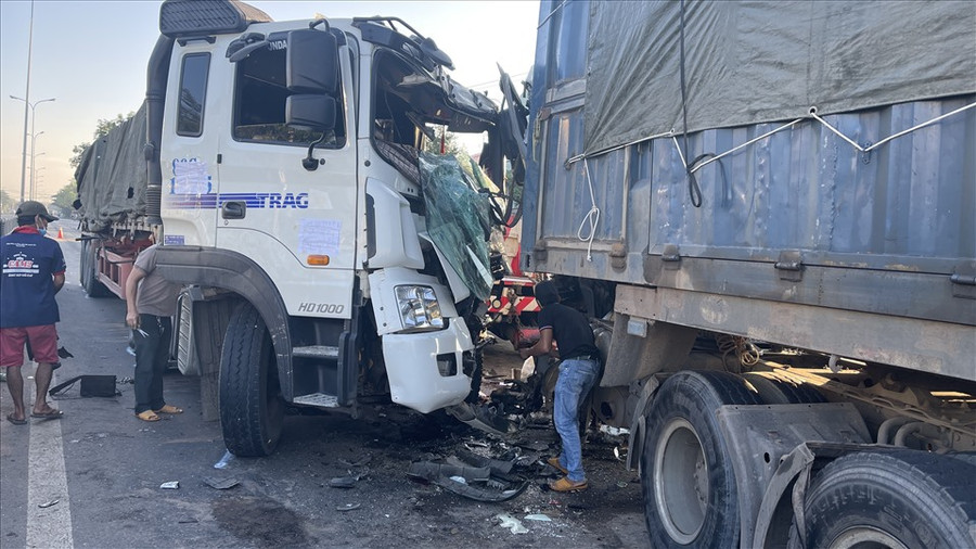 Tai nạn giữa 2 xe đầu kéo rơ-mooc. Ảnh: Phạm Duy 