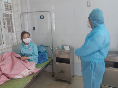 BS Trương Huyền Trường đến tận giường bệnh động viên bệnh nhân mắc Covid-19