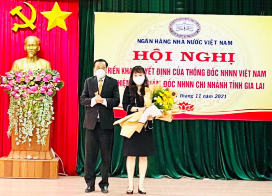 Ông Nguyễn Hữu Nghị-Giám đốc Ngân hàng Nhà nước-Chi nhánh tỉnh Gia Lai trao quyết định bổ nhiệm Phó Giám đốc Ngân hàng Nhà nước-Chi nhánh tỉnh cho bà Nguyễn Thị Kim Ngân. Ảnh: Sơn Ca Ông Nguyễn Hữu Nghị, Giám đốc NHNN Chi nhánh tỉnh Gia Lai trao quyết định bổ nhiệm Phó Giám đốc NHNN Chi nhánh tỉnh cho bà Nguyễn Thị Kim Ngân.jpg