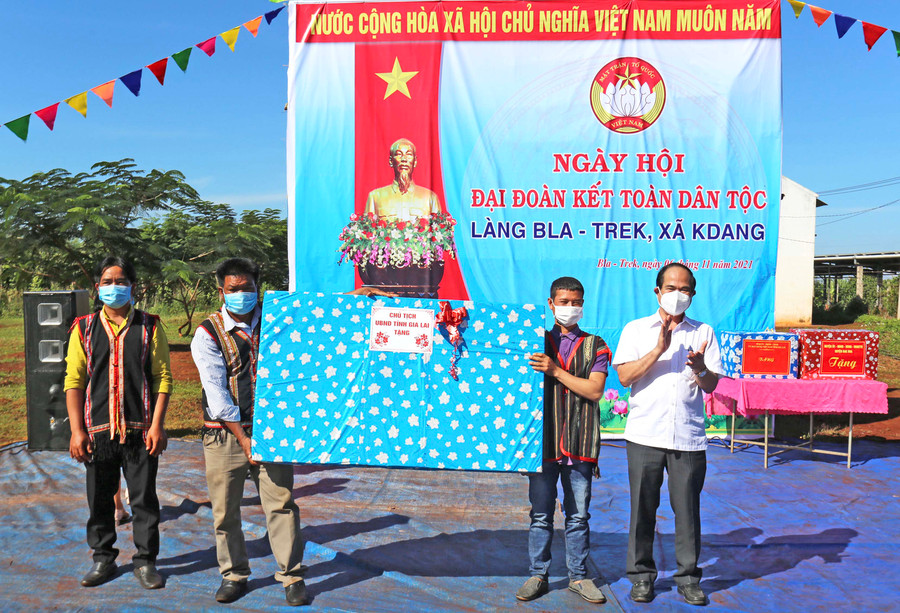Đồng chí Võ Ngọc Thành trao quà của tỉnh cho dân làng Bla-Trek. Ảnh: Văn Ngọc