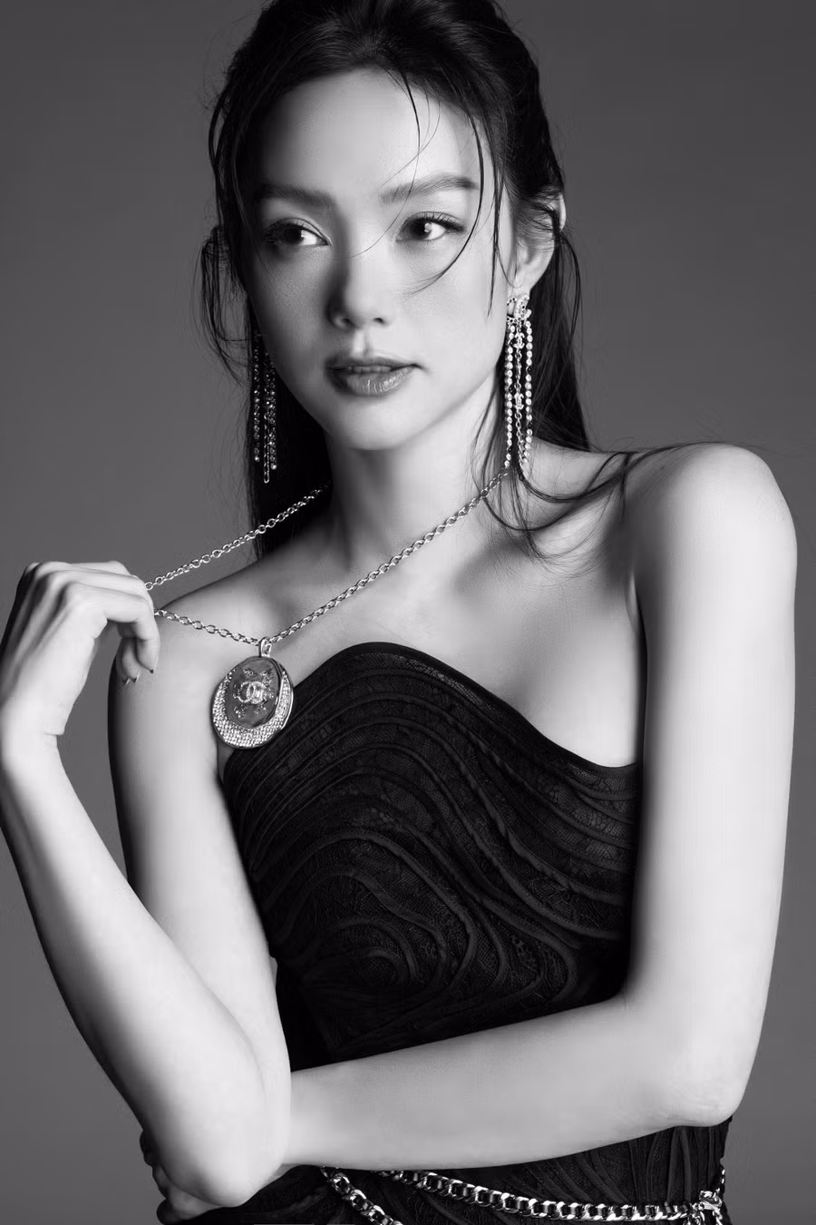 Bên cạnh hoạt động với vai trò ca sĩ và diễn viên, Minh Hằng còn mạnh tay đầu tư vào làm phim điện ảnh. Sau thời gian bị trì hoãn vì dịch, bộ phim Bẫy ngọt ngào của cô sẽ trình làng khán giả vào dịp cuối năm. Trong phim, người đẹp cũng theo đuổi hình ảnh một người phụ nữ tài giỏi, có phong cách ăn mặc gợi cảm. Ảnh: Huỳnh Trí Nghĩa 