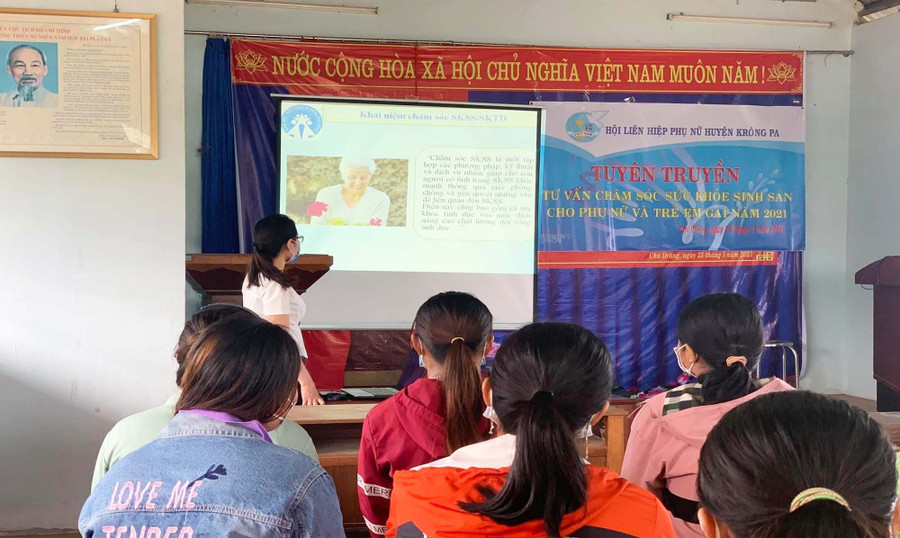 Tại buổi tuyên truyền, 30 hội viên phụ nữ và trẻ em gái tại buôn Chư Krih (xã Chư Drăng) được trang bị kiến thức cơ bản về sức khỏe sinh sản. Ảnh: Vũ Chi