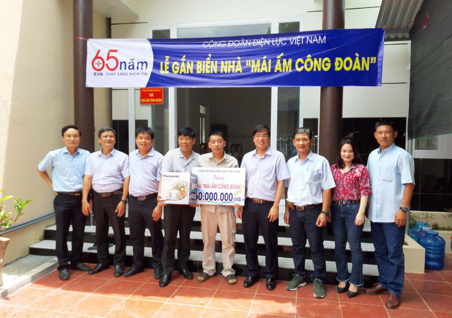 Người lao động có hoàn cảnh khó khăn của Công ty Thủy điện An Khê-Ka Nak được hỗ trợ làm nhà “Mái ấm Công đoàn” (ảnh chụp trước tháng 4-2021). Ảnh: Lê Văn Ngọc Người lao động có hoàn cảnh khó khăn của Công ty Thủy điện An Khê-Ka Nak được hỗ trợ làm nhà “Mái ấm Công đoàn” (ảnh chụp trước tháng 4-2021). Ảnh: Lê Văn Ngọc