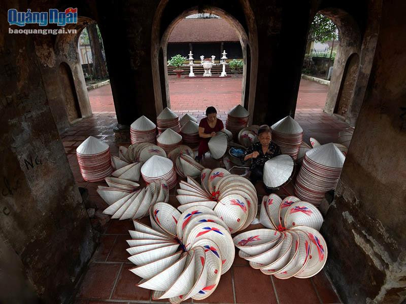  Nghề làm nón làng Chuông - Hà Nội. (Ảnh: NSNA Nguyễn Đăng Lâm)