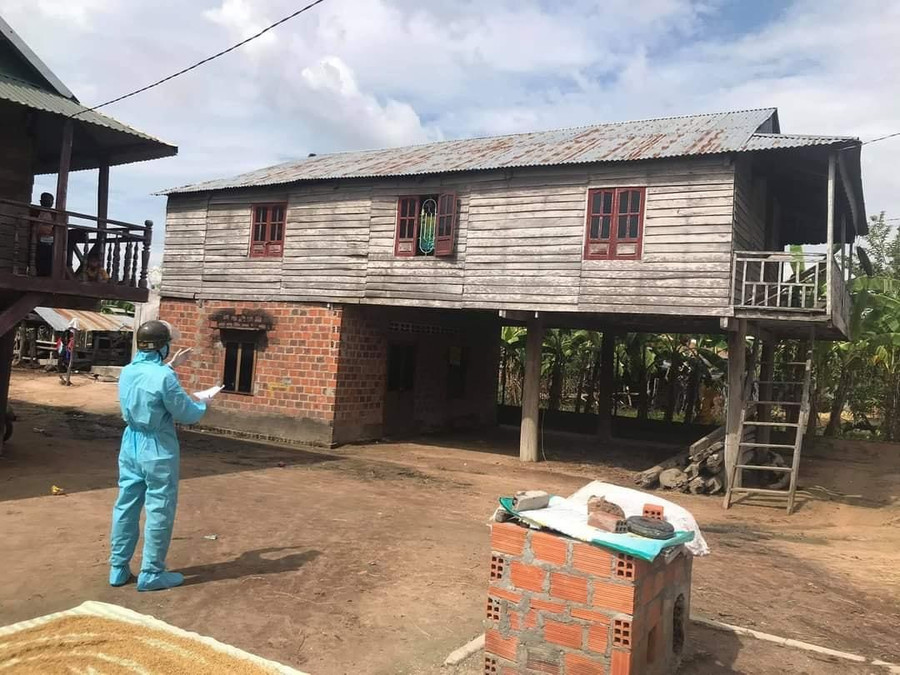 Lực lượng chức năng tại huyện Phú Thiện thường xuyên tuyên truyền, nhắc nhở người dân cần chấp hành nghiêm quy định về cách ly tại nhà. Ảnh: Lê Văn Ngọc