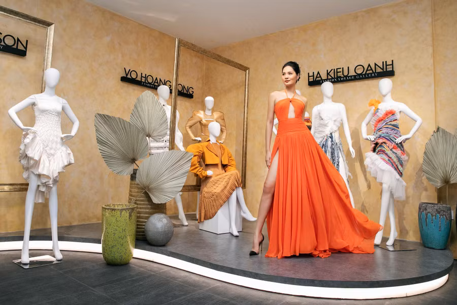 Trang phục có những đường cắt khéo léo giúp Hoa hậu đẹp nhất châu Á 2009 khoe hình thể gợi cảm nhưng không kém phần thanh lịch. Ảnh: Kiếng cận team