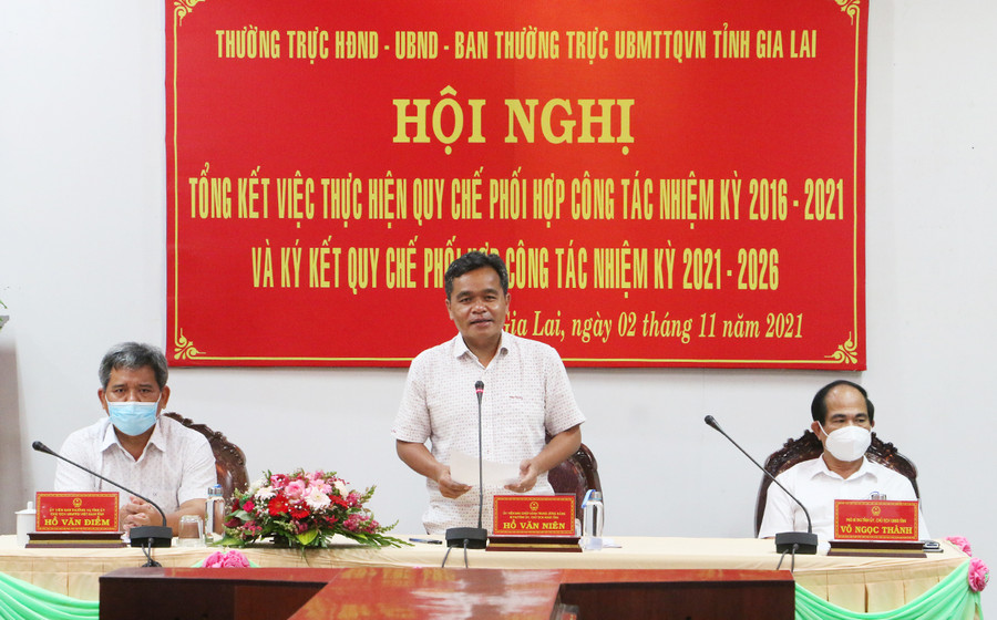 Bí thư Tỉnh ủy, Chủ tịch HĐND tỉnh phát biểu kết luận hội nghị. Ảnh: Quang Tấn